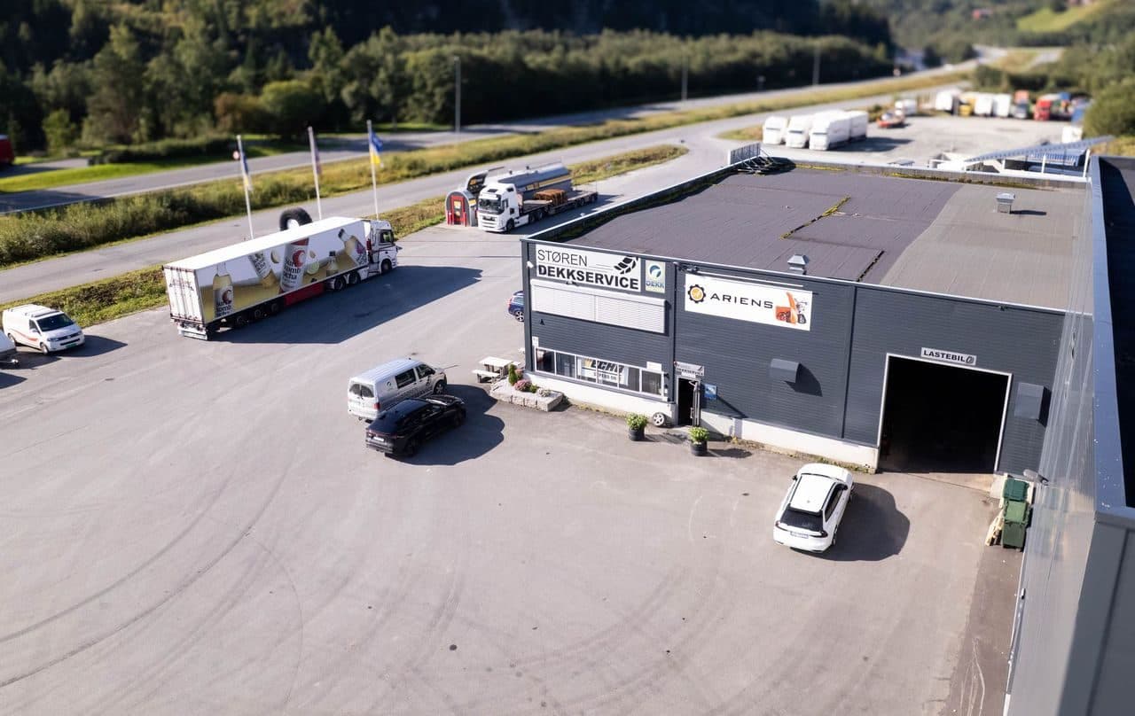 Dronebilde av Støren Dekkservice på Soknesøran